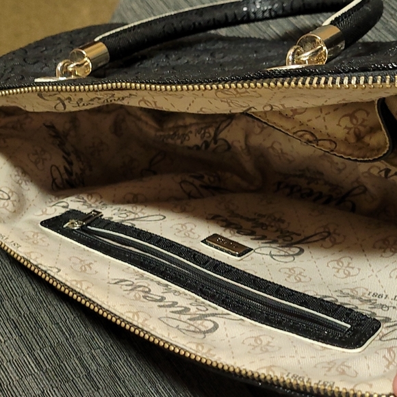 GUESS Handbag - Picture 2 of 2